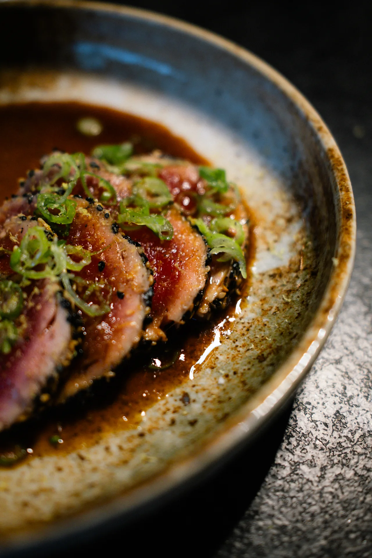 Servering af en ret ved private dining-event
