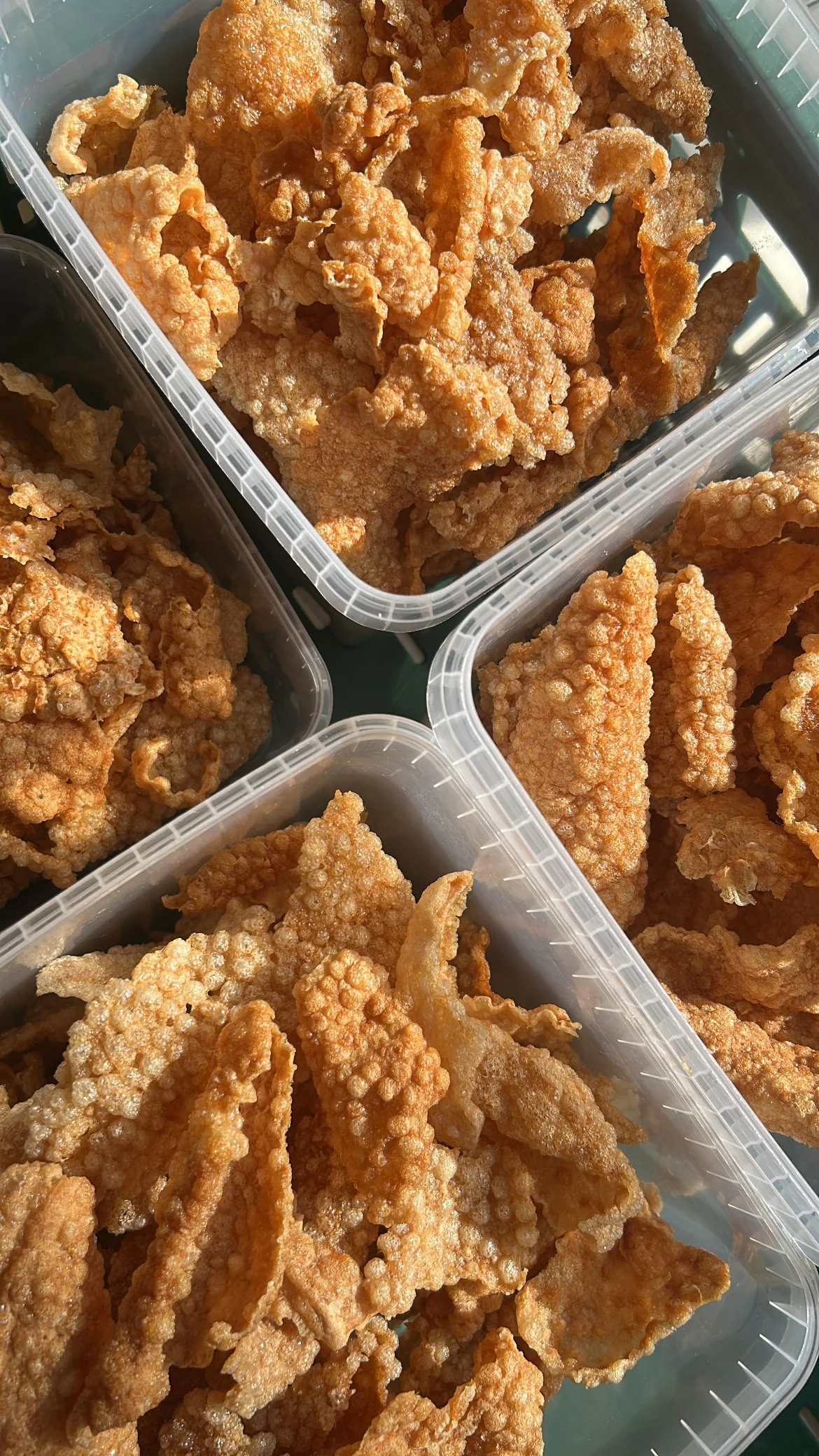 Snacks anrettet i sektioner på fad